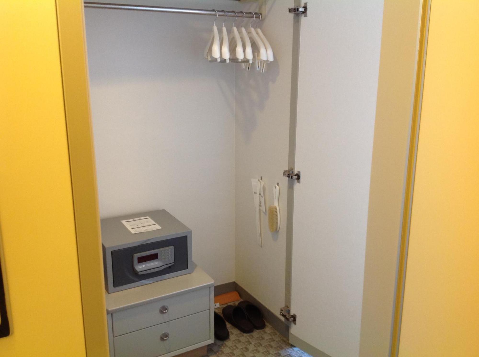 Shin Furano Prince Hotel Ruang foto A safe in a hotel room