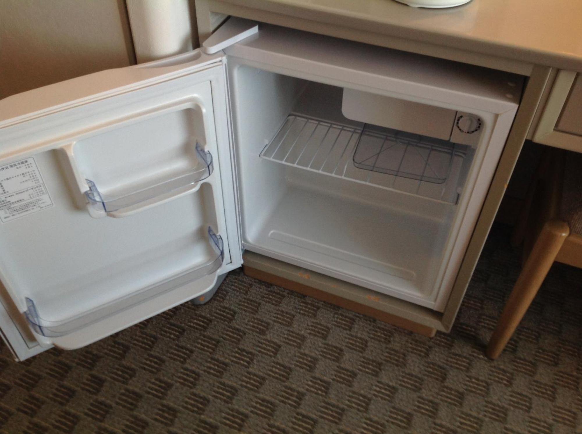 Shin Furano Prince Hotel Ruang foto A mini-fridge in a hotel room