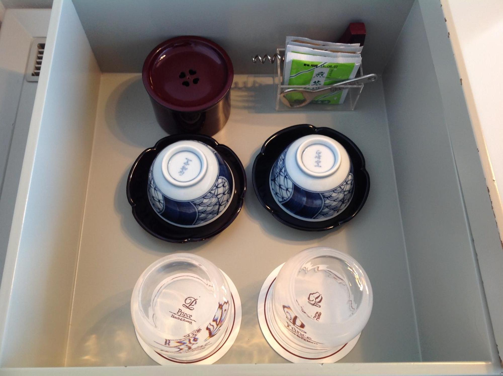 Shin Furano Prince Hotel Ruang foto A tea set in a drawer