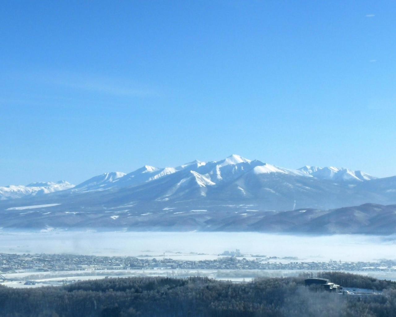 Shin Furano Prince Hotel Bagian luar foto View of the range from the west